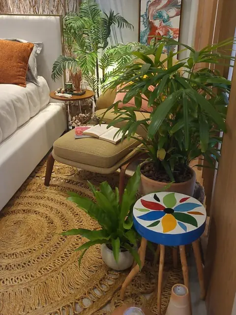 Ambiente decorado com vasos e peças de artesanato da Quati