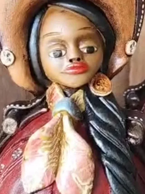 Boneca de cerâmica pintada, artesanato pernambucano