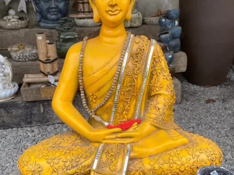 Escultura de Buda amarela para jardim