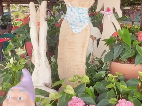 Esculturas decorativas de jardim expostas no viveiro