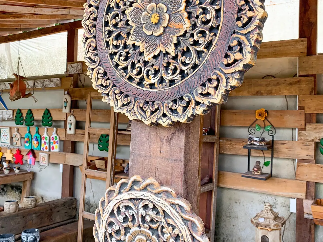 Mandalas entalhadas na loja de artesanato do viveiro