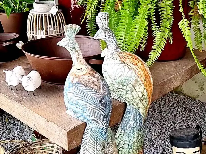 Pavões entalhados em madeira, peças de artesanato