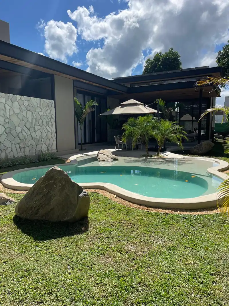 Gramado formado em volta da área de piscina, executado pela Quati
