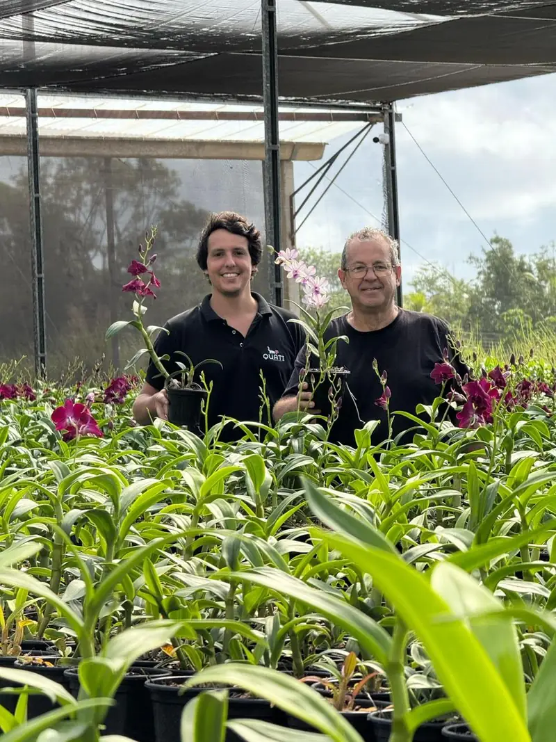 Paulo Vilar e José Vilar, sócios da Quati, na estufa de orquídeas do viveiro