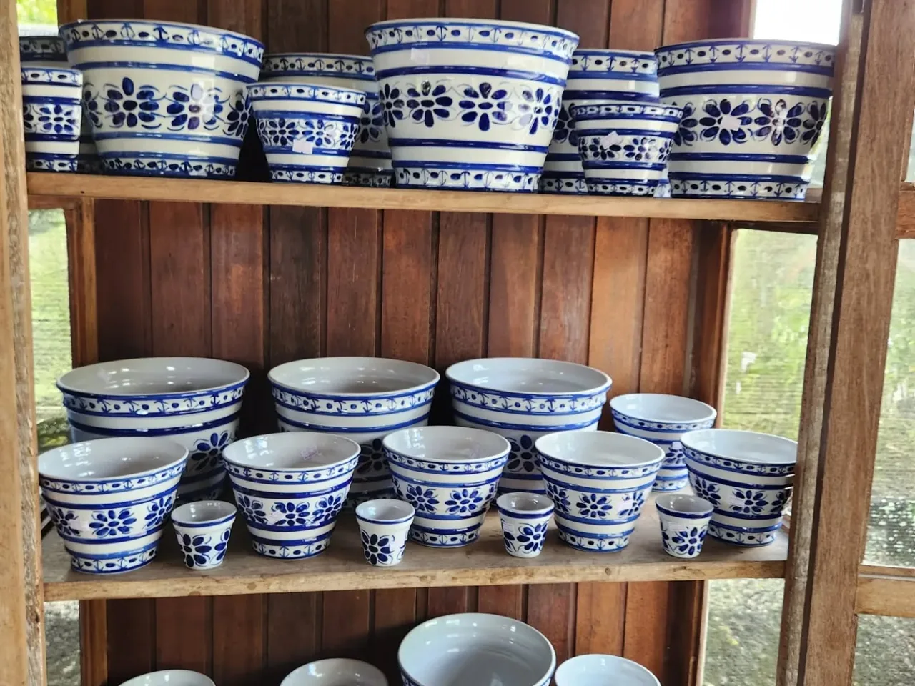 Prateleira de vasos de cerâmica portuguesa